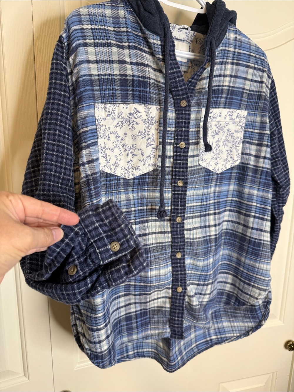 American Eagle  Blue Plaid Hooded Flannel Shirt with Floral Pockets - Picture 4 of 5